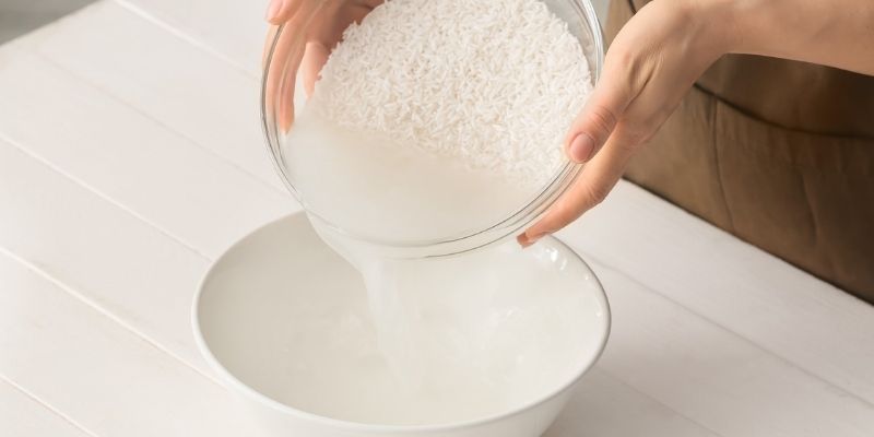 Pha nước vo gạo cùng chế phẩm EM là cách hay 